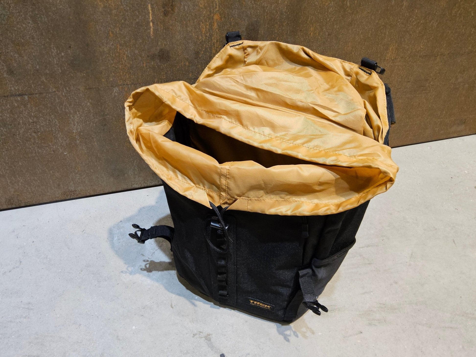 Taschen & Rucksäcke von Trek, TREK TOWN DOPPELPACKTASCHE / 17 LITER vor USEDBIKES - OB.DE Hintergrund