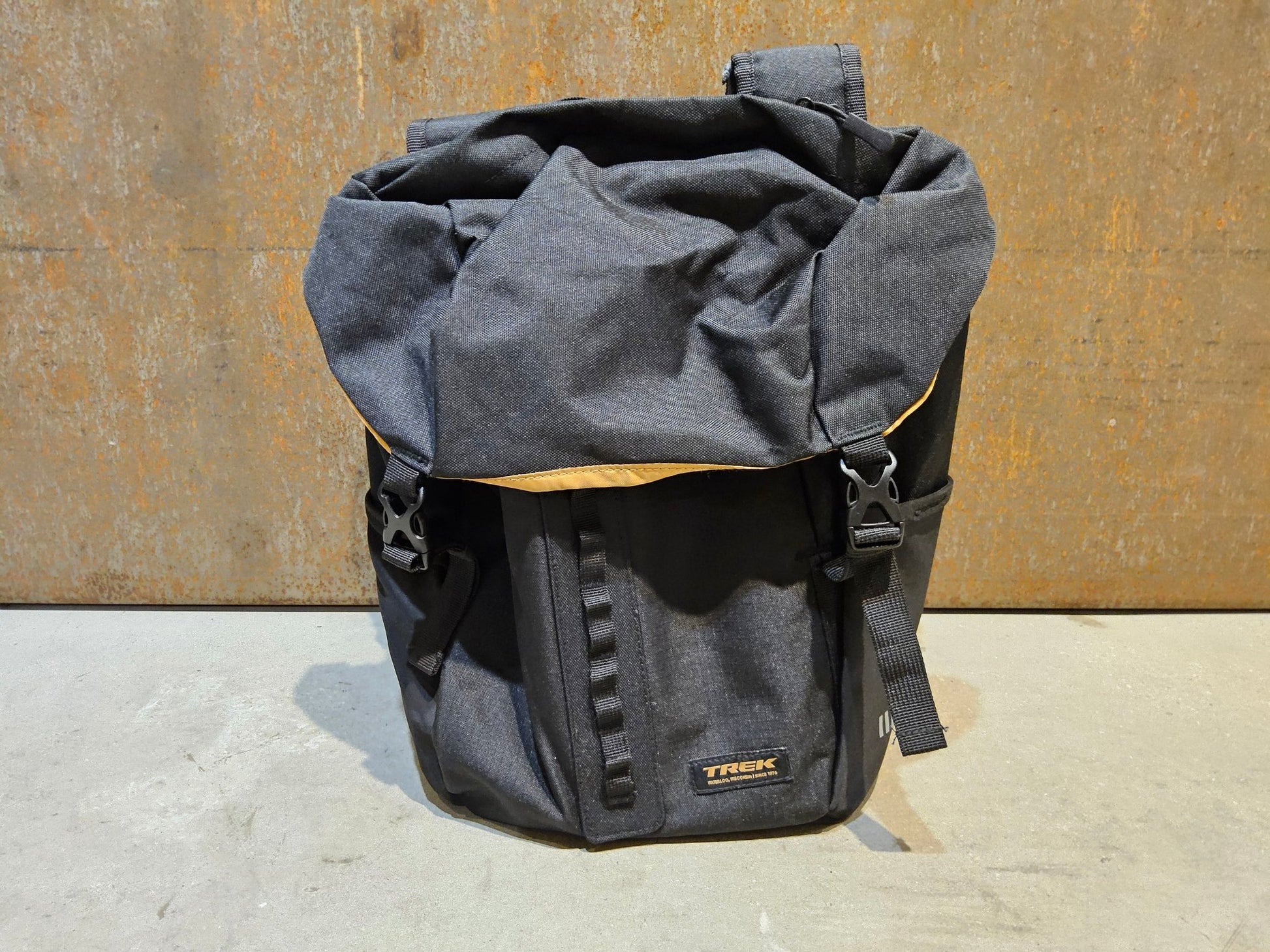 Taschen & Rucksäcke von Trek, TREK TOWN DOPPELPACKTASCHE / 17 LITER vor USEDBIKES - OB.DE Hintergrund