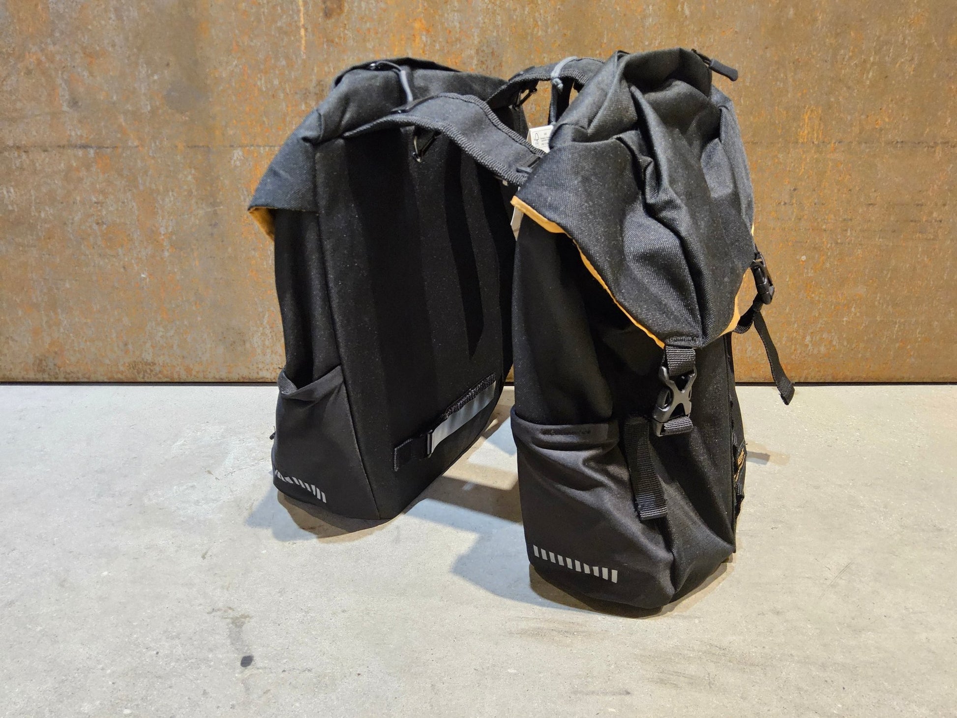 Taschen & Rucksäcke von Trek, TREK TOWN DOPPELPACKTASCHE / 17 LITER vor USEDBIKES - OB.DE Hintergrund