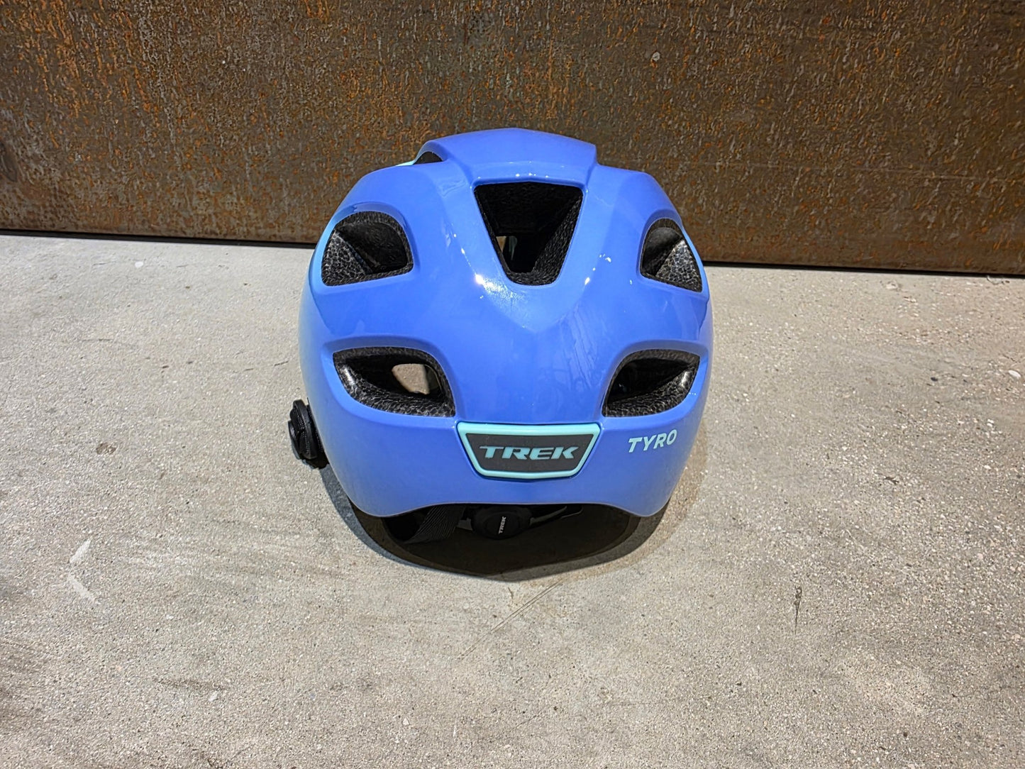 Helme von Trek, TREK TYRO JUGEND FAHRRADHELM / ALOHA GREEN ULTRA VIOLET vor USEDBIKES - OB.DE Hintergrund