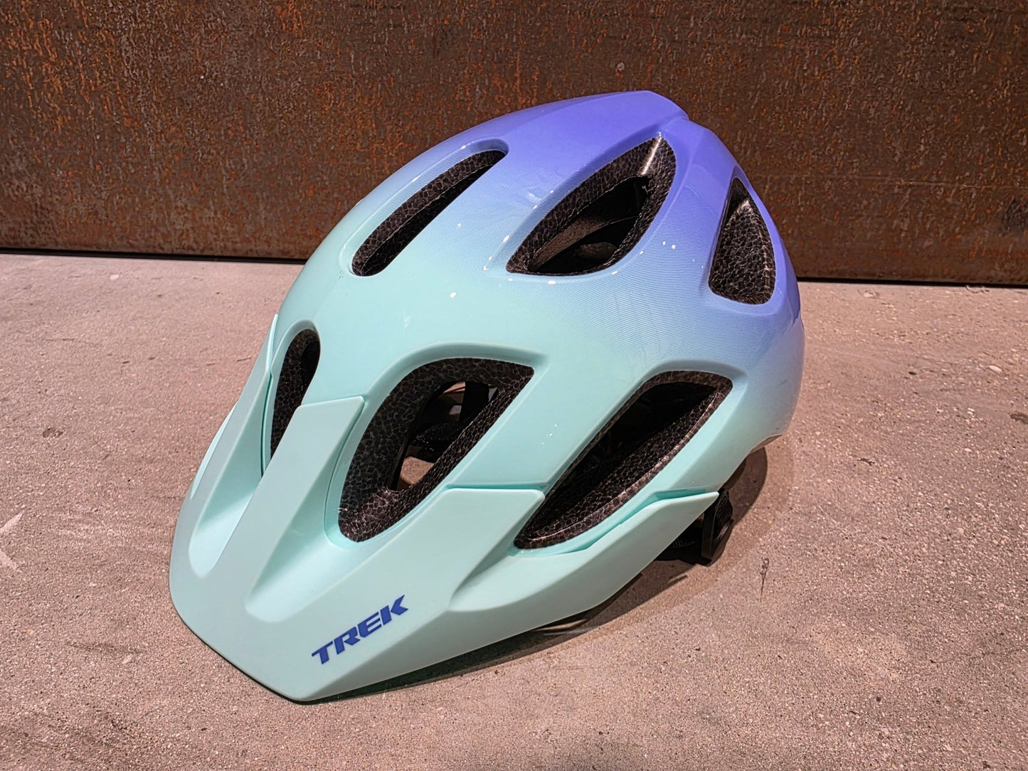 Helme von Trek, TREK TYRO JUGEND FAHRRADHELM / ALOHA GREEN ULTRA VIOLET vor USEDBIKES - OB.DE Hintergrund