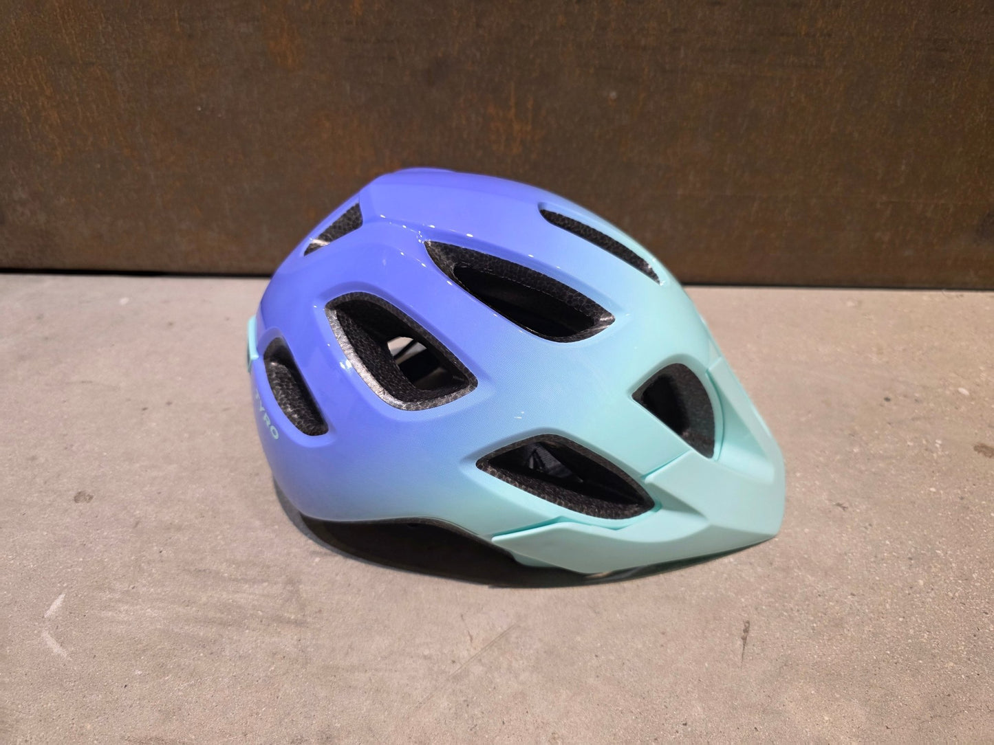 Helme von Trek, TREK TYRO JUGEND FAHRRADHELM / ALOHA GREEN ULTRA VIOLET vor USEDBIKES - OB.DE Hintergrund