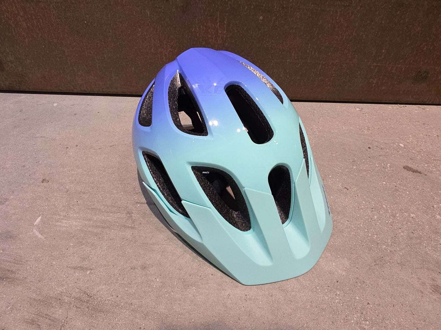 Helme von Trek, TREK TYRO JUGEND FAHRRADHELM / ALOHA GREEN ULTRA VIOLET vor USEDBIKES - OB.DE Hintergrund