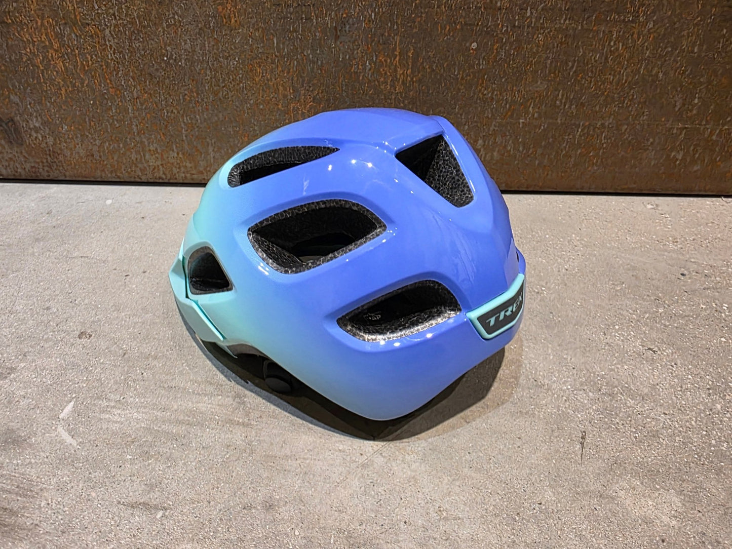 Helme von Trek, TREK TYRO JUGEND FAHRRADHELM / ALOHA GREEN ULTRA VIOLET vor USEDBIKES - OB.DE Hintergrund