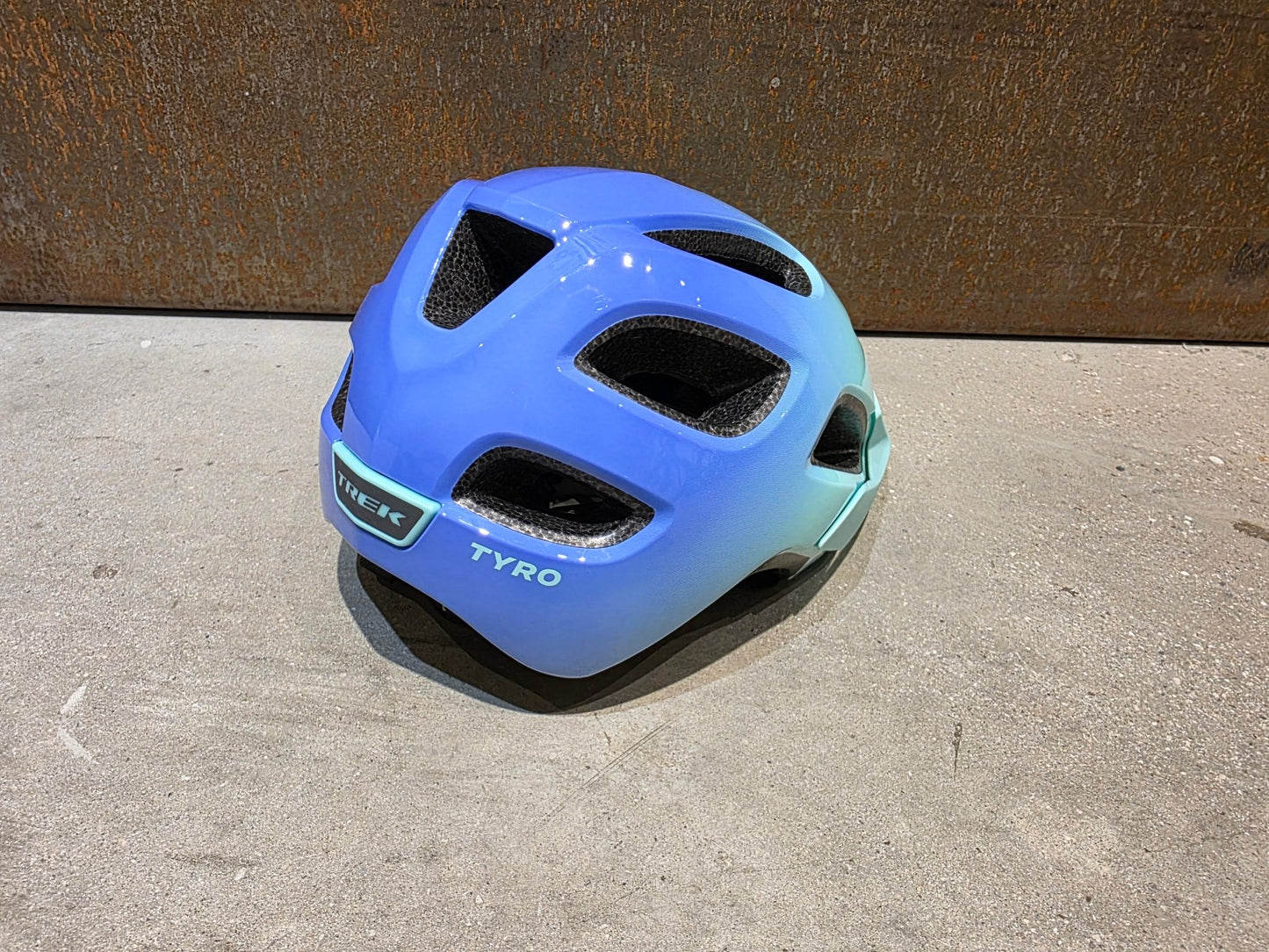 Helme von Trek, TREK TYRO JUGEND FAHRRADHELM / ALOHA GREEN ULTRA VIOLET vor USEDBIKES - OB.DE Hintergrund