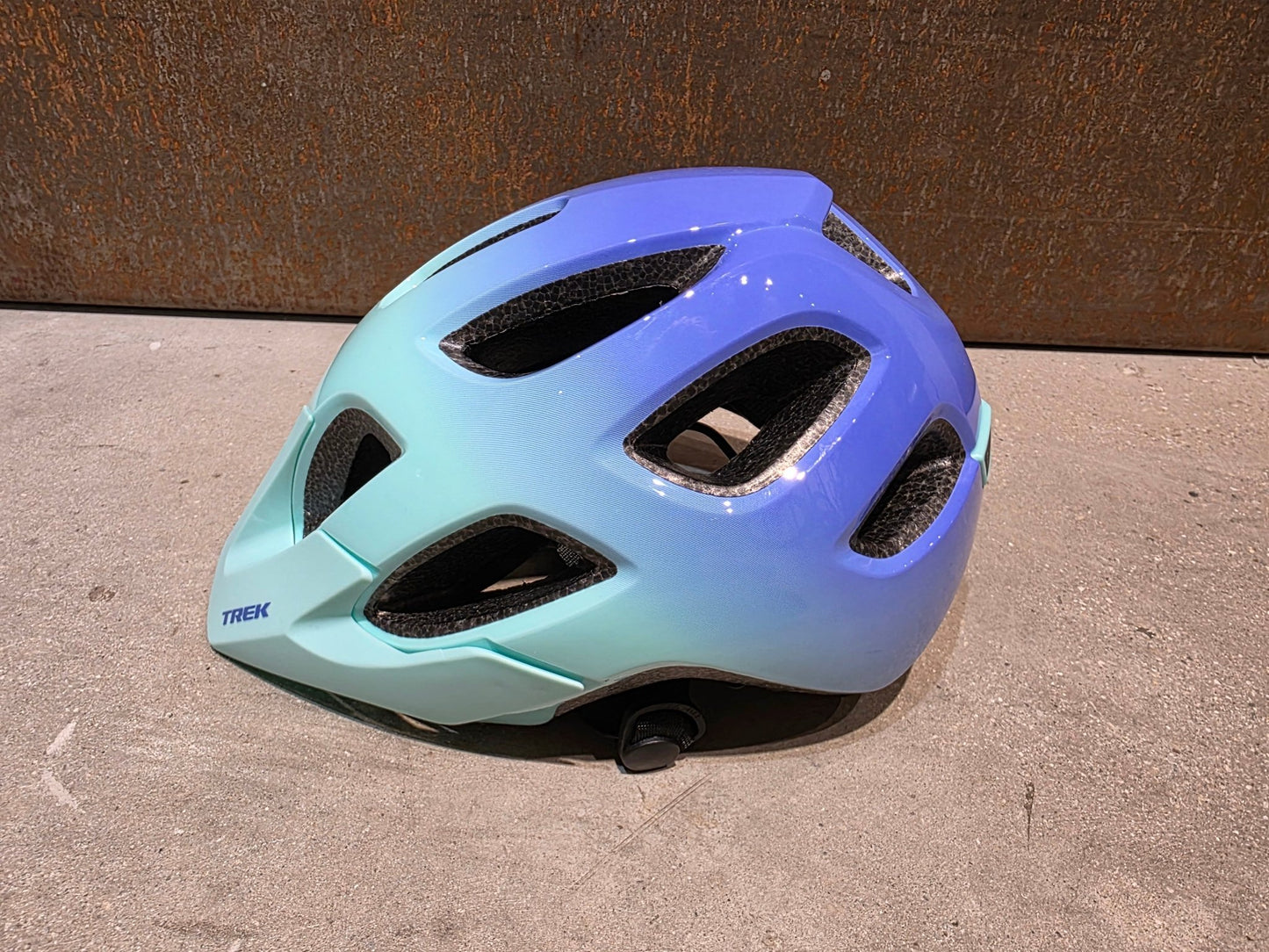 Helme von Trek, TREK TYRO JUGEND FAHRRADHELM / ALOHA GREEN ULTRA VIOLET vor USEDBIKES - OB.DE Hintergrund