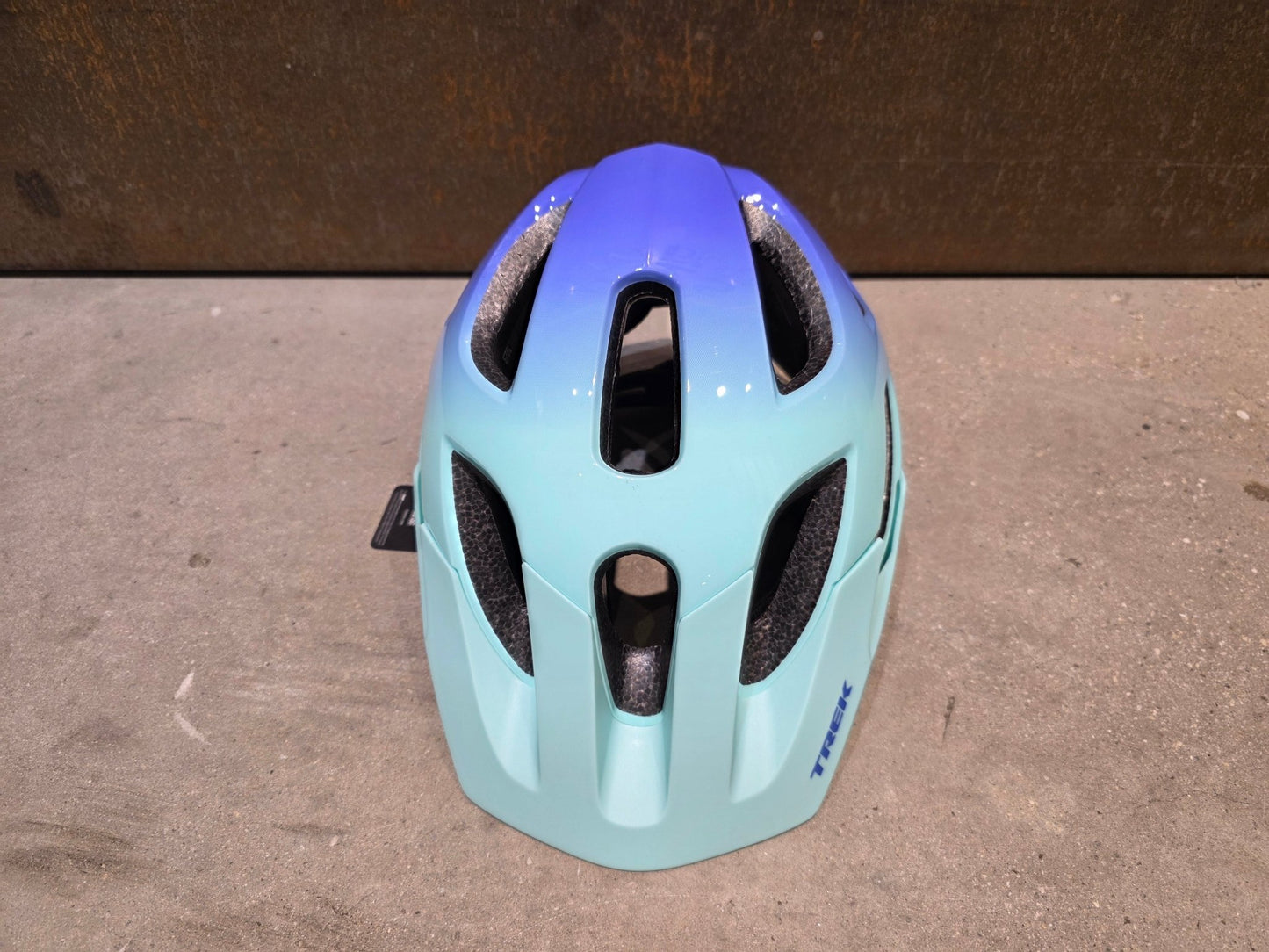 Helme von Trek, TREK TYRO JUGEND FAHRRADHELM / ALOHA GREEN ULTRA VIOLET vor USEDBIKES - OB.DE Hintergrund