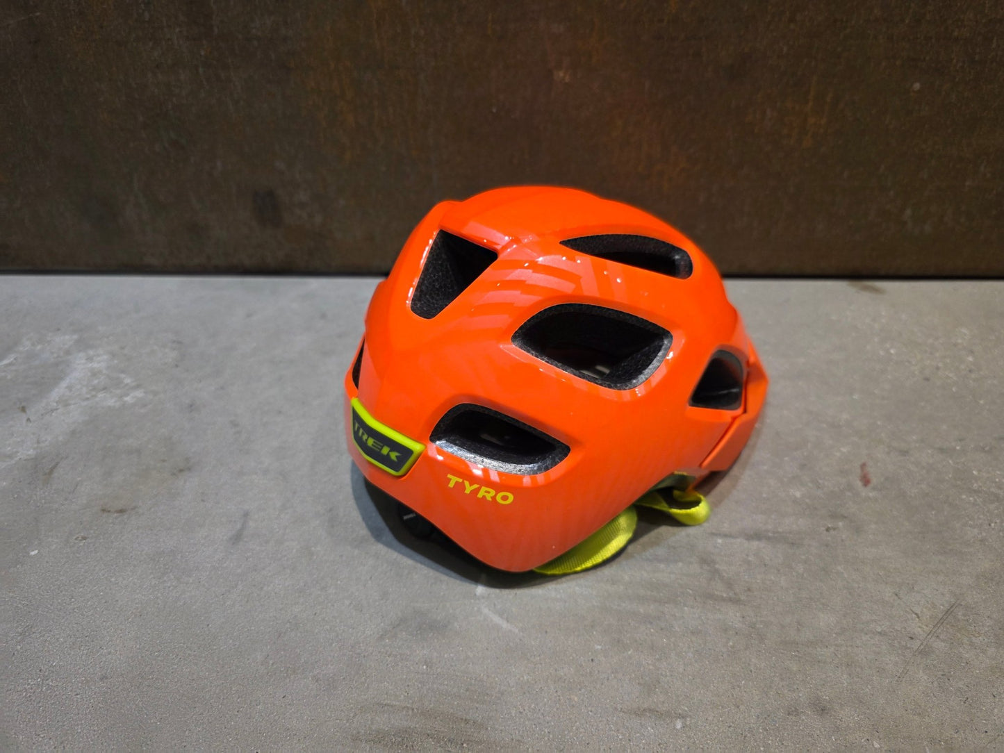 Helme von Trek, TREK TYRO KINDER FAHRRADHELM / RADIOAKTIVE ORANGE vor USEDBIKES - OB.DE Hintergrund