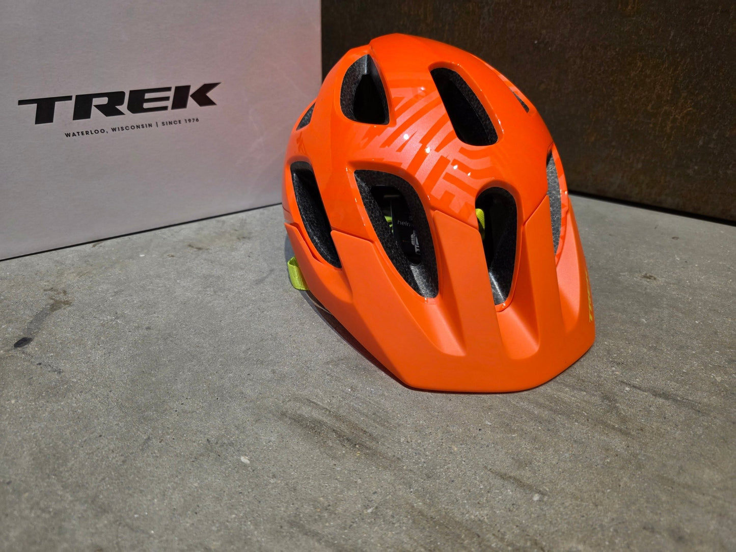 Helme von Trek, TREK TYRO KINDER FAHRRADHELM / RADIOAKTIVE ORANGE vor USEDBIKES - OB.DE Hintergrund