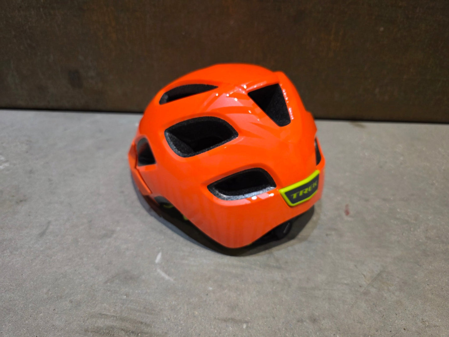 Helme von Trek, TREK TYRO KINDER FAHRRADHELM / RADIOAKTIVE ORANGE vor USEDBIKES - OB.DE Hintergrund