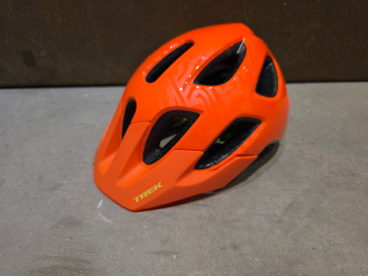 Helme von Trek, TREK TYRO KINDER FAHRRADHELM / RADIOAKTIVE ORANGE vor USEDBIKES - OB.DE Hintergrund