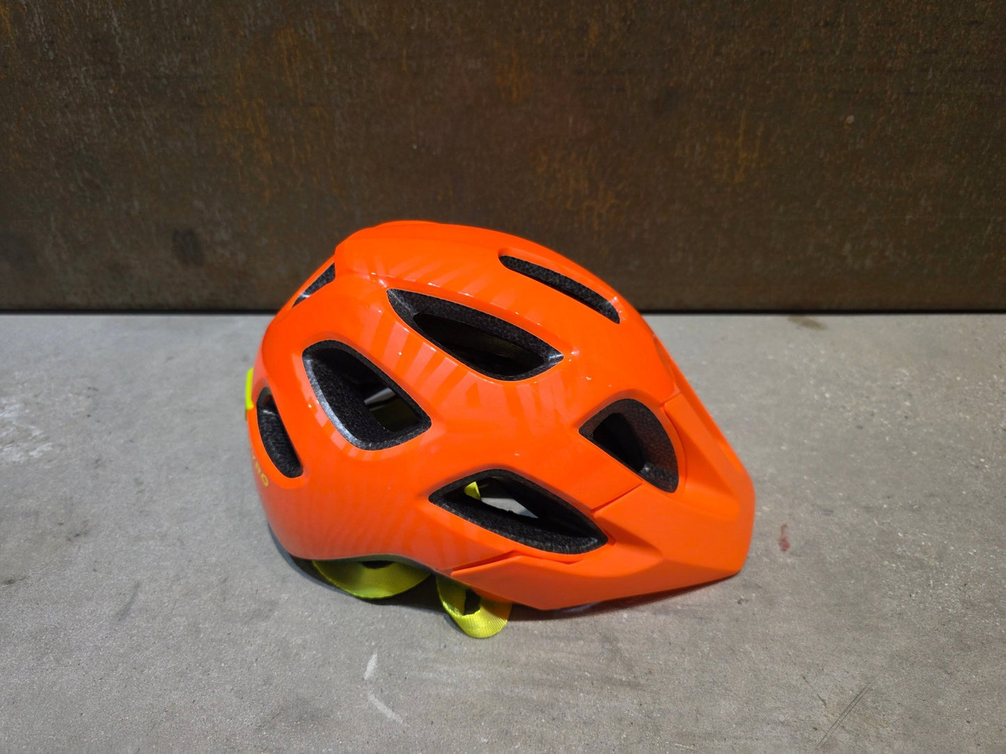 Helme von Trek, TREK TYRO KINDER FAHRRADHELM / RADIOAKTIVE ORANGE vor USEDBIKES - OB.DE Hintergrund