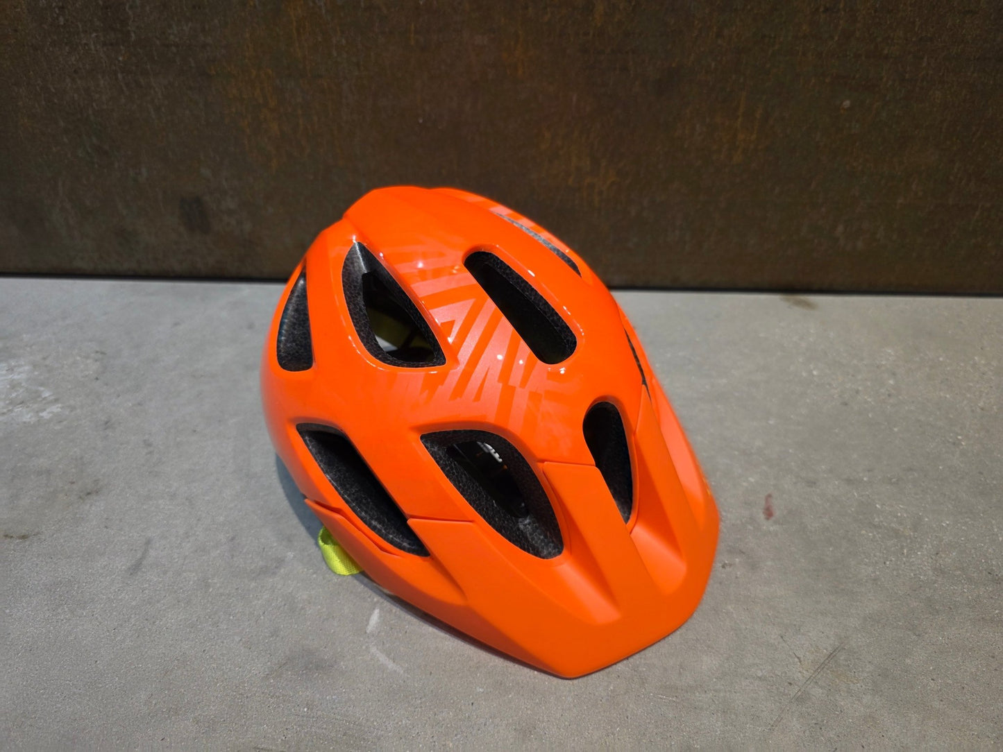 Helme von Trek, TREK TYRO KINDER FAHRRADHELM / RADIOAKTIVE ORANGE vor USEDBIKES - OB.DE Hintergrund