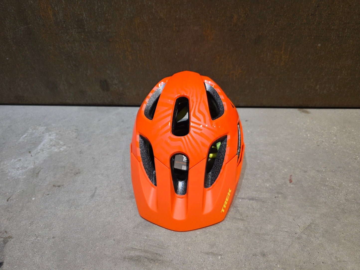 Helme von Trek, TREK TYRO KINDER FAHRRADHELM / RADIOAKTIVE ORANGE vor USEDBIKES - OB.DE Hintergrund