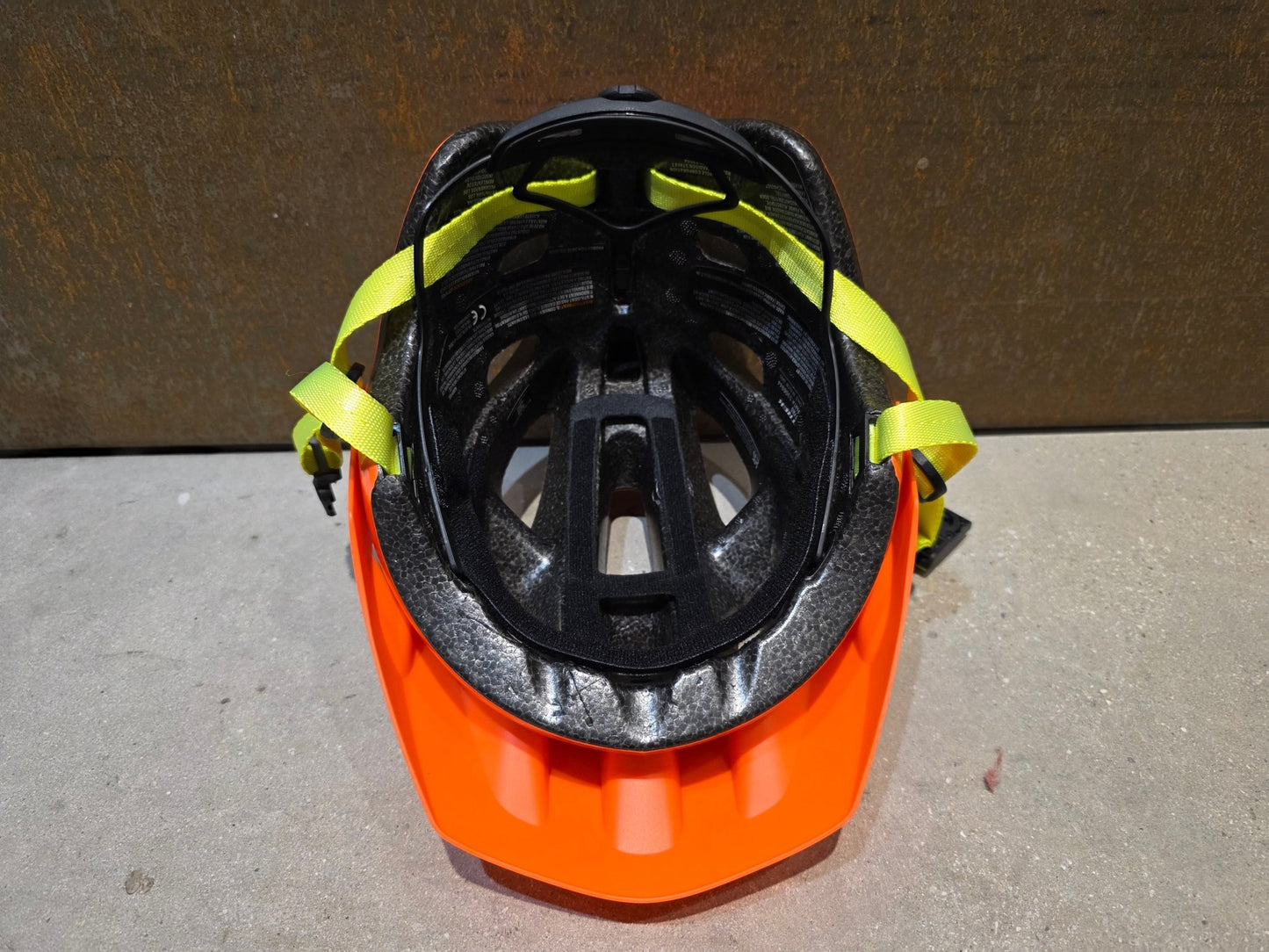 Helme von Trek, TREK TYRO KINDER FAHRRADHELM / RADIOAKTIVE ORANGE vor USEDBIKES - OB.DE Hintergrund