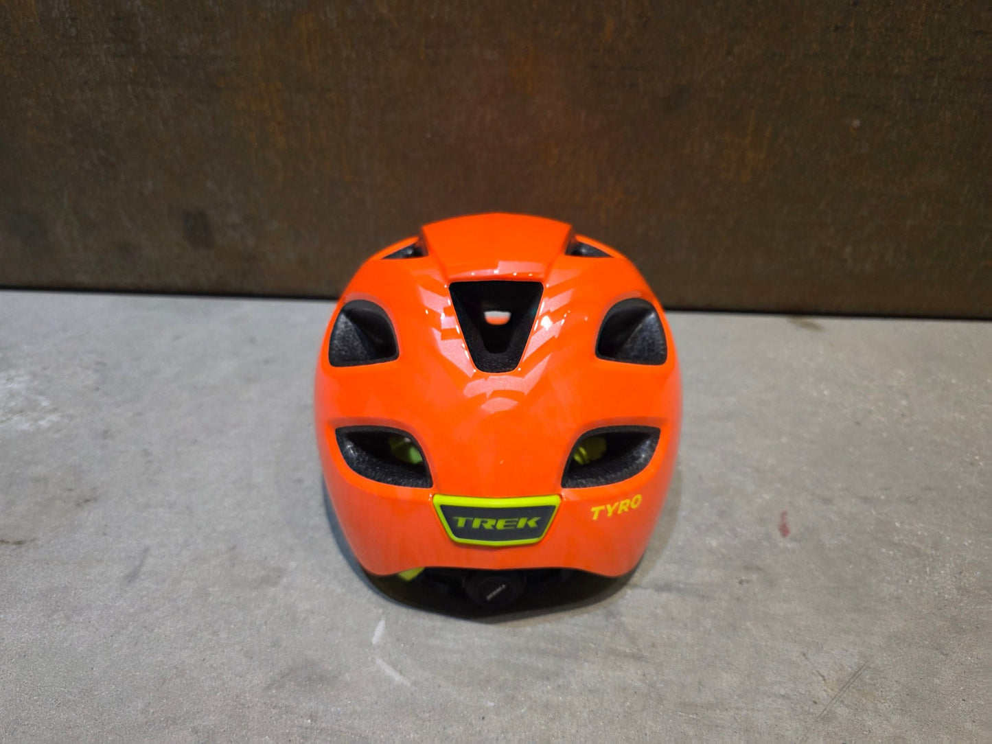 Helme von Trek, TREK TYRO KINDER FAHRRADHELM / RADIOAKTIVE ORANGE vor USEDBIKES - OB.DE Hintergrund