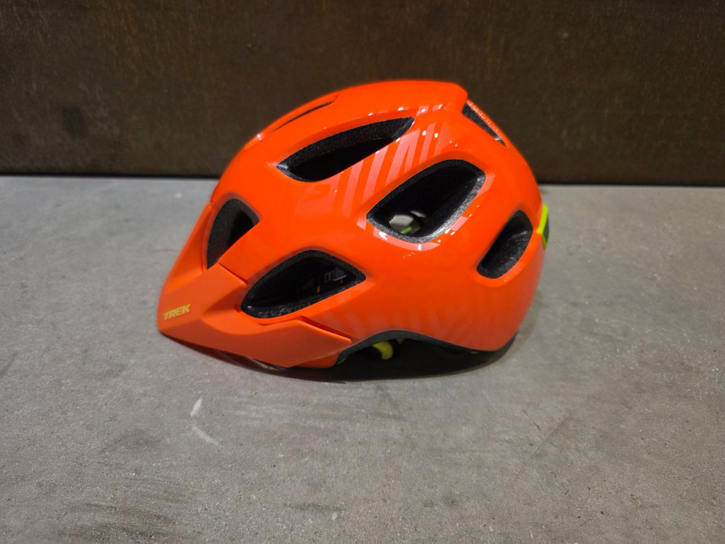 Helme von Trek, TREK TYRO KINDER FAHRRADHELM / RADIOAKTIVE ORANGE vor USEDBIKES - OB.DE Hintergrund