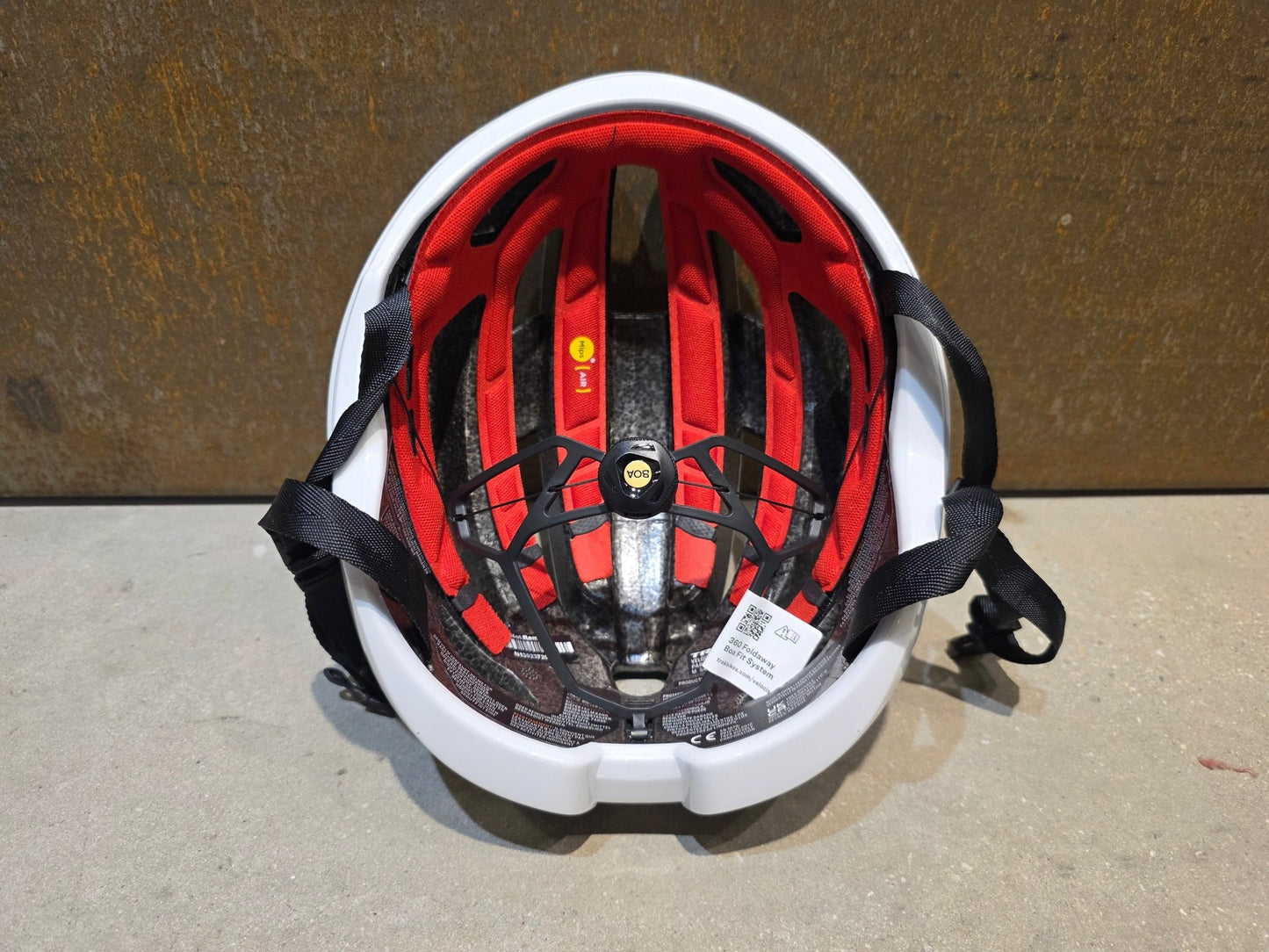 Helme von Trek, TREK VELOCIS MIPS FAHRRADHELM / CRYSTAL WHITE vor USEDBIKES - OB.DE Hintergrund
