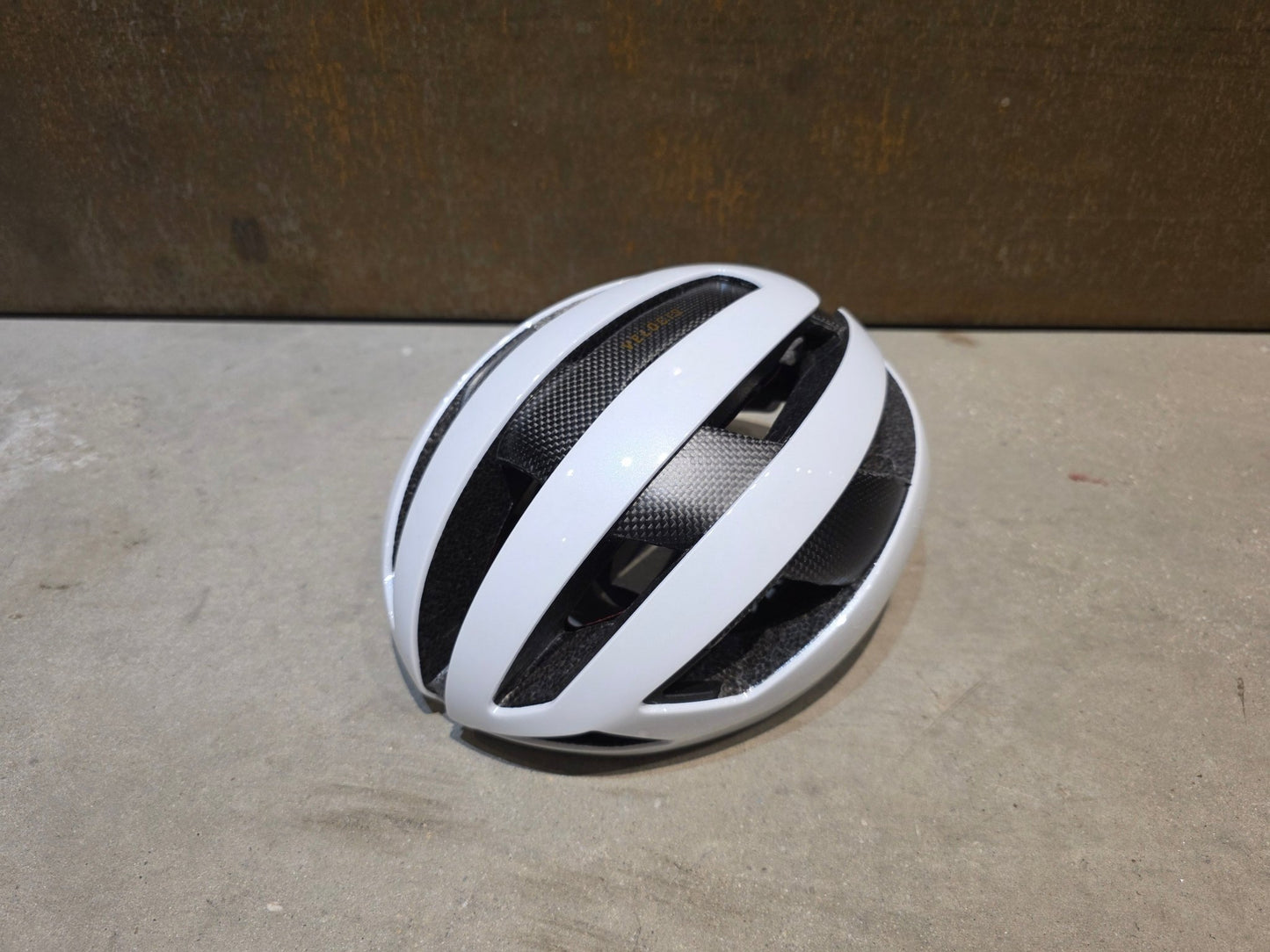Helme von Trek, TREK VELOCIS MIPS FAHRRADHELM / CRYSTAL WHITE vor USEDBIKES - OB.DE Hintergrund