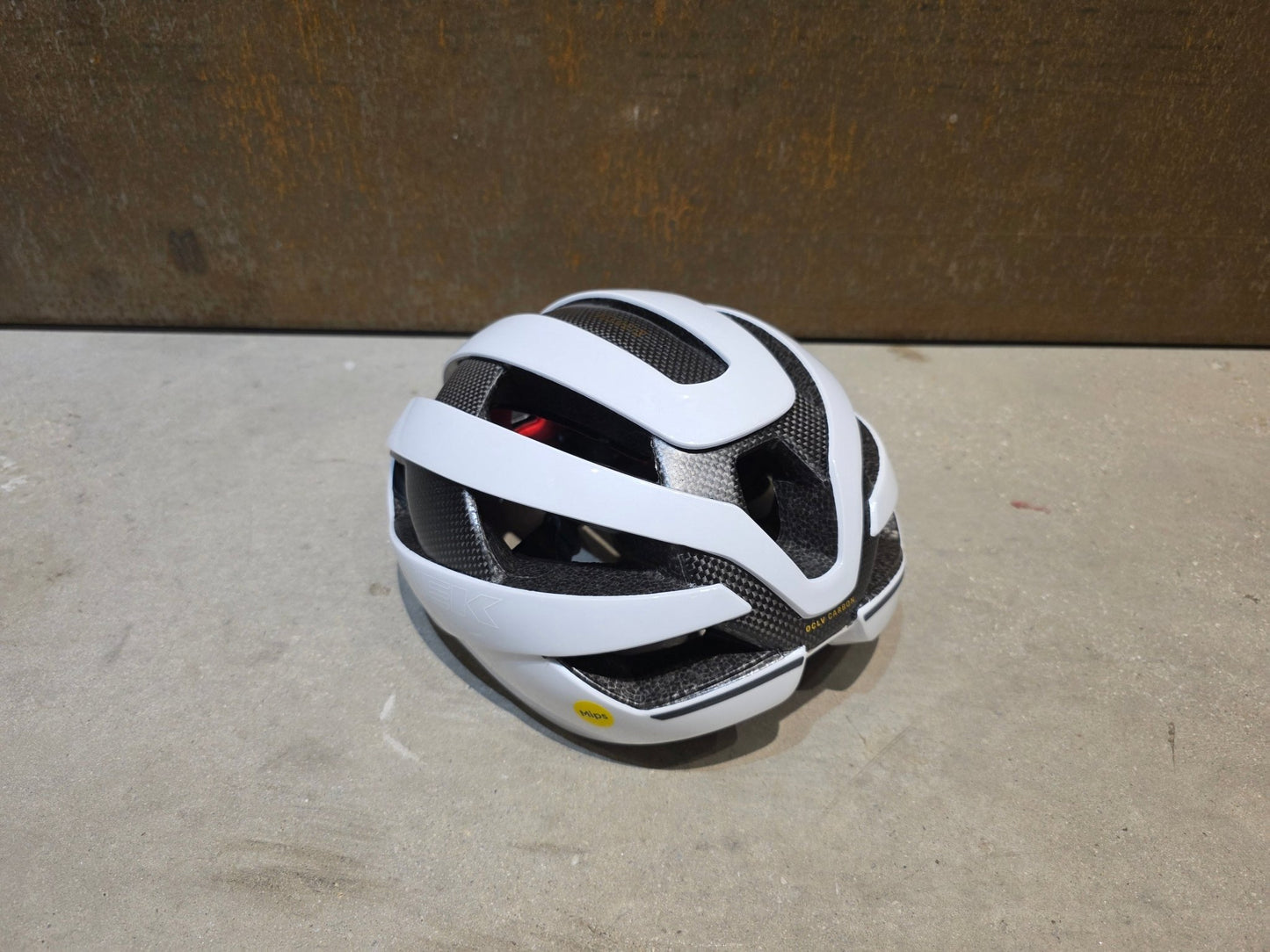 Helme von Trek, TREK VELOCIS MIPS FAHRRADHELM / CRYSTAL WHITE vor USEDBIKES - OB.DE Hintergrund