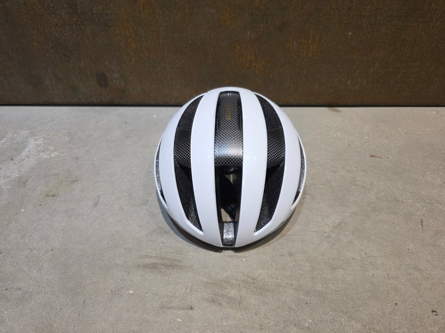 Helme von Trek, TREK VELOCIS MIPS FAHRRADHELM / CRYSTAL WHITE vor USEDBIKES - OB.DE Hintergrund