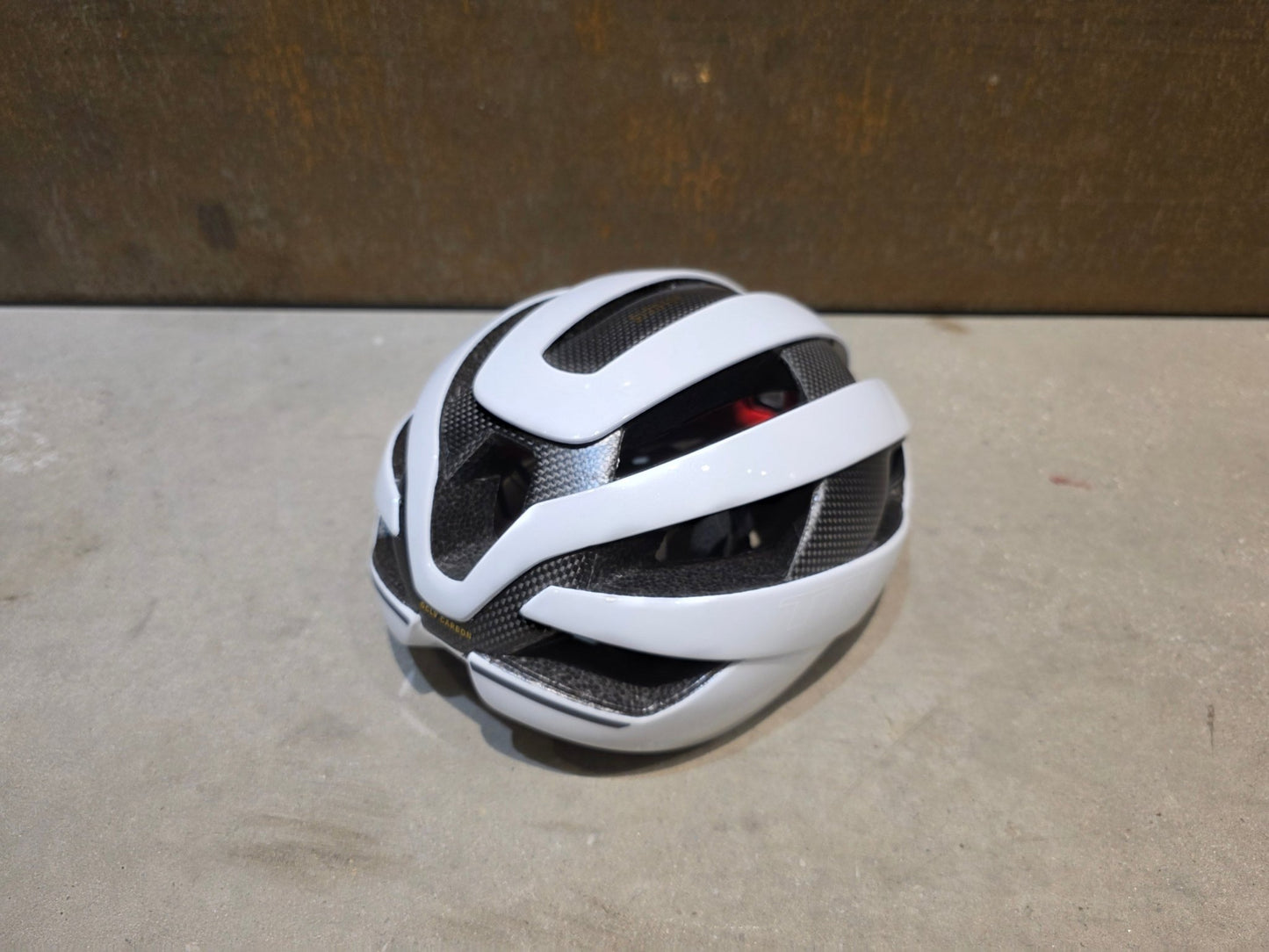 Helme von Trek, TREK VELOCIS MIPS FAHRRADHELM / CRYSTAL WHITE vor USEDBIKES - OB.DE Hintergrund