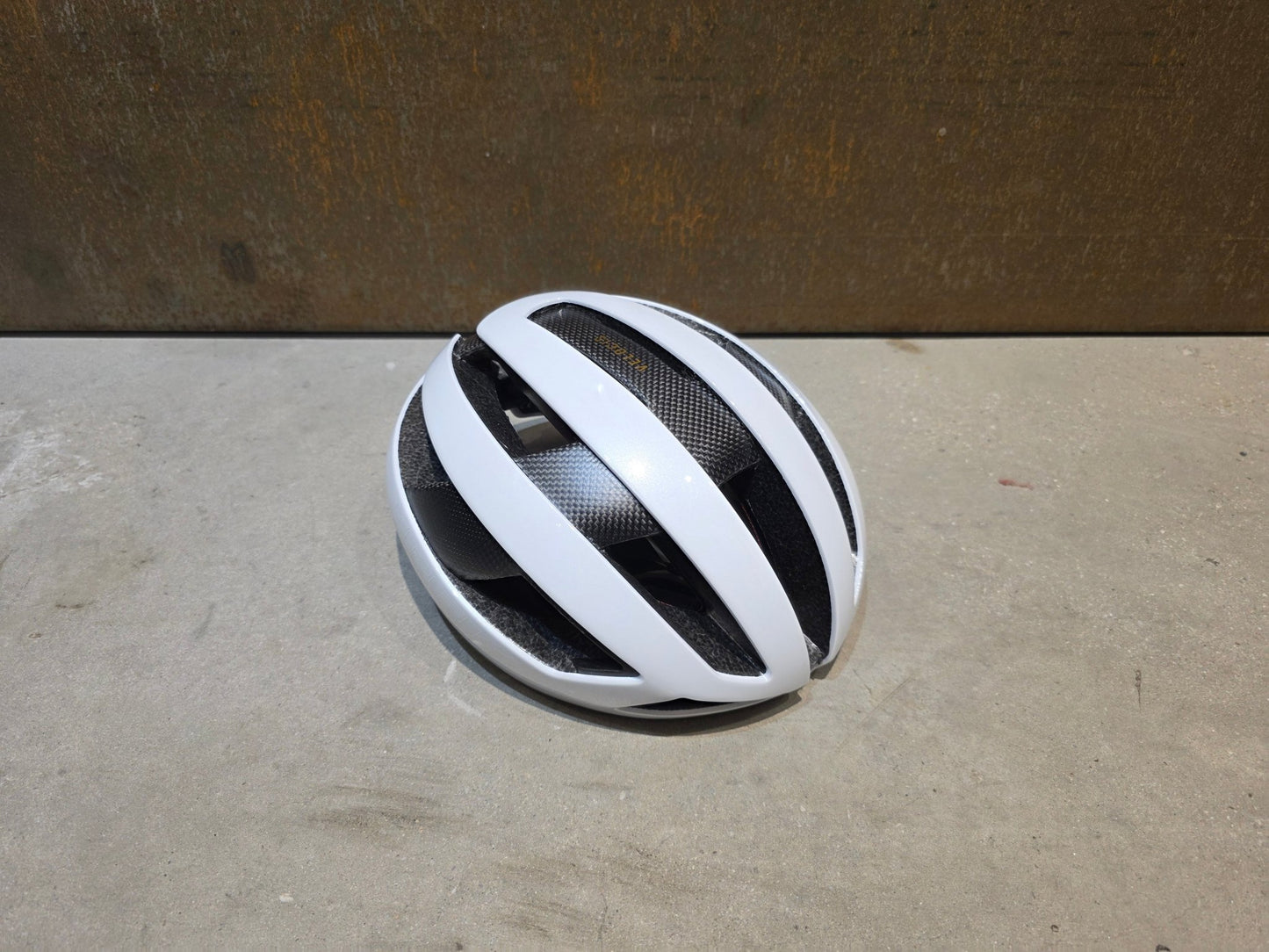 Helme von Trek, TREK VELOCIS MIPS FAHRRADHELM / CRYSTAL WHITE vor USEDBIKES - OB.DE Hintergrund