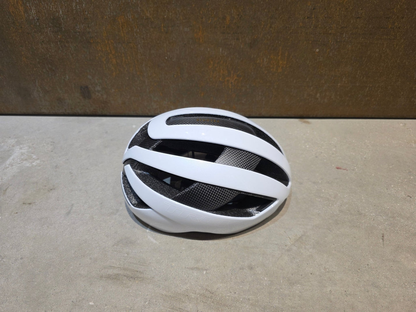 Helme von Trek, TREK VELOCIS MIPS FAHRRADHELM / CRYSTAL WHITE vor USEDBIKES - OB.DE Hintergrund