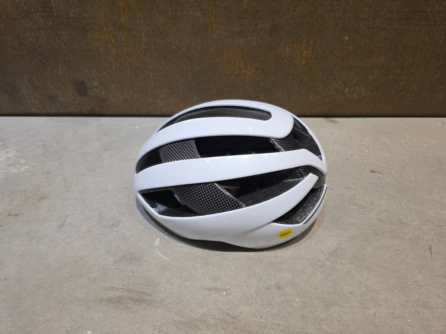Helme von Trek, TREK VELOCIS MIPS FAHRRADHELM / CRYSTAL WHITE vor USEDBIKES - OB.DE Hintergrund