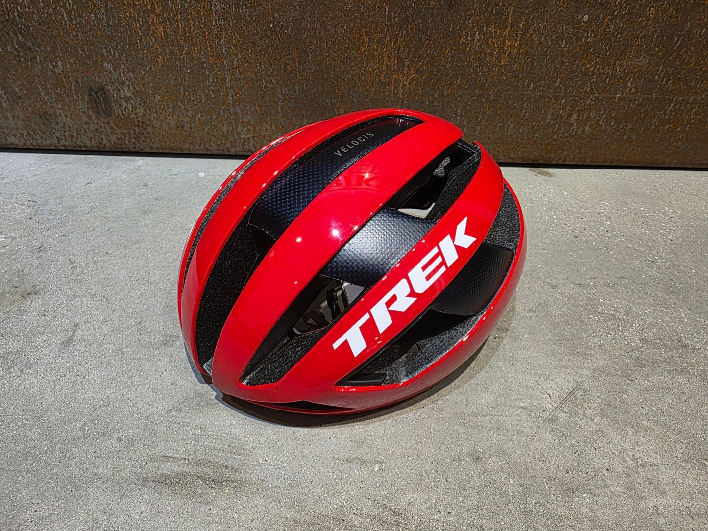 Helme von Trek, TREK VELOCIS MIPS FAHRRADHELM / TEAM EDITION / VIPER RED vor USEDBIKES - OB.DE Hintergrund