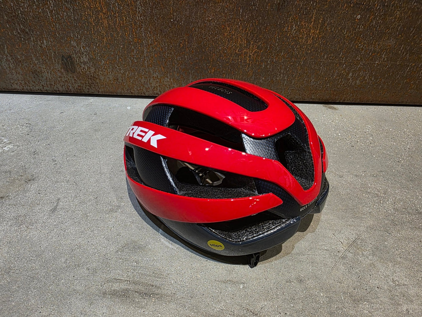 Helme von Trek, TREK VELOCIS MIPS FAHRRADHELM / TEAM EDITION / VIPER RED vor USEDBIKES - OB.DE Hintergrund