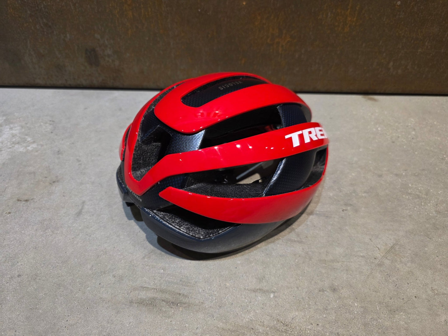 Helme von Trek, TREK VELOCIS MIPS FAHRRADHELM / TEAM EDITION / VIPER RED vor USEDBIKES - OB.DE Hintergrund