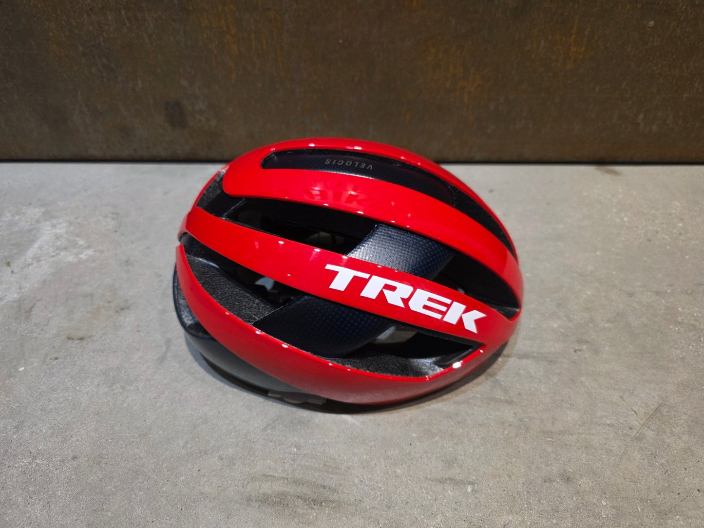 Helme von Trek, TREK VELOCIS MIPS FAHRRADHELM / TEAM EDITION / VIPER RED vor USEDBIKES - OB.DE Hintergrund