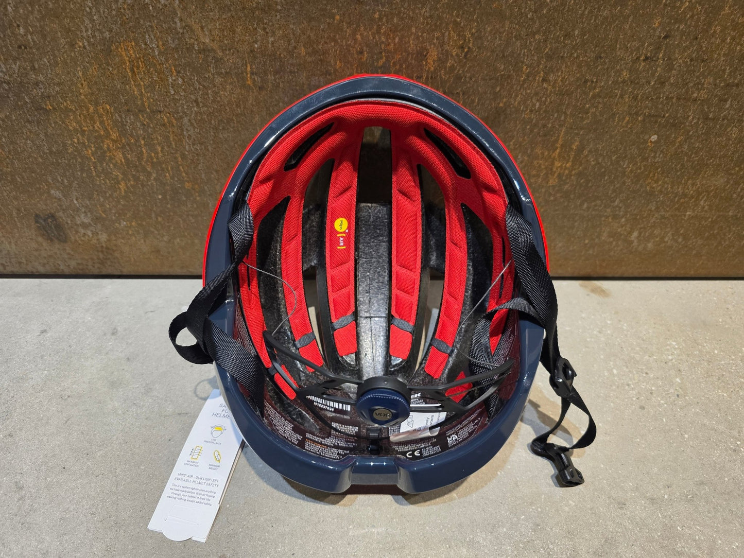 Helme von Trek, TREK VELOCIS MIPS FAHRRADHELM / TEAM EDITION / VIPER RED vor USEDBIKES - OB.DE Hintergrund