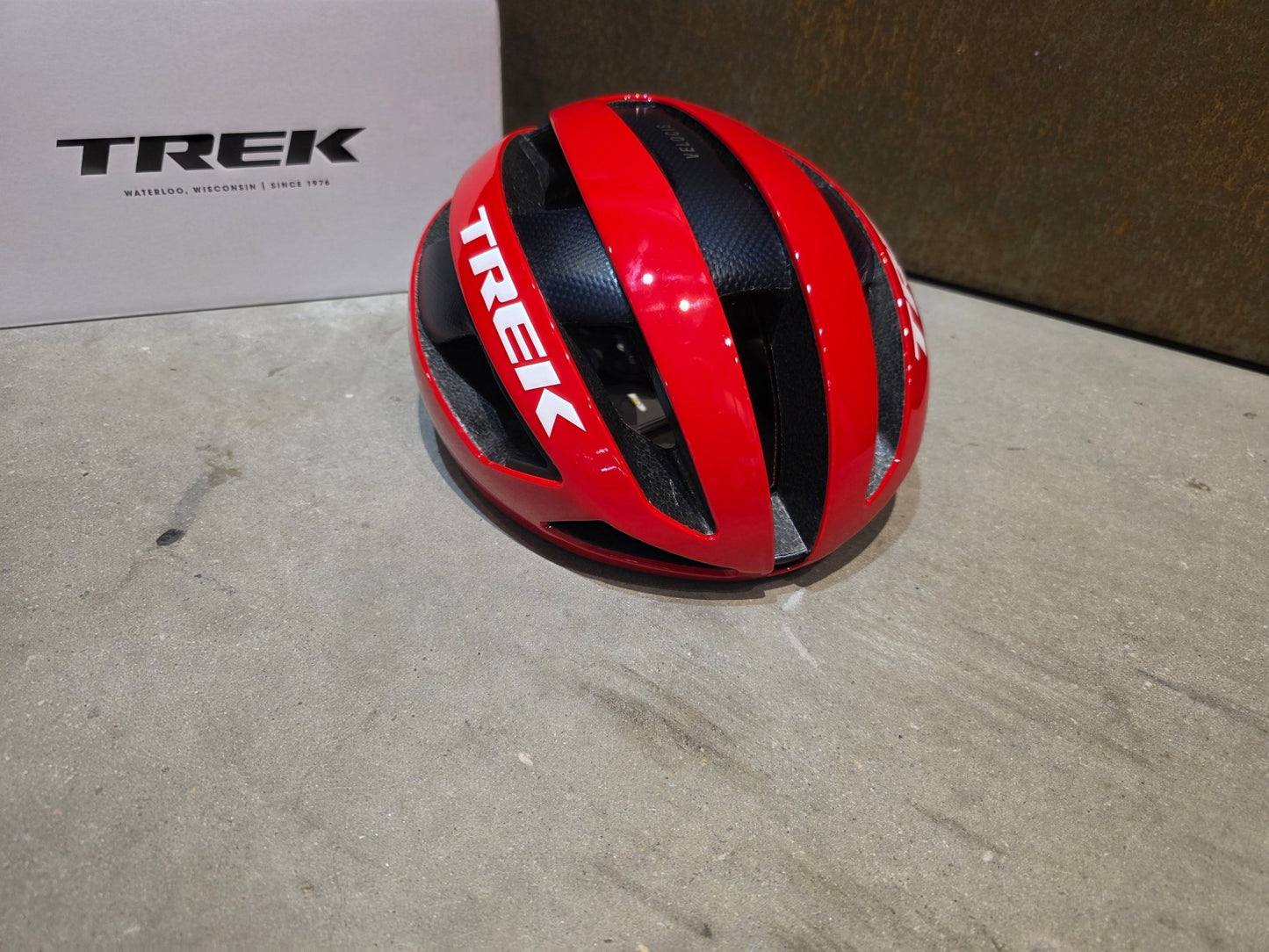 Helme von Trek, TREK VELOCIS MIPS FAHRRADHELM / TEAM EDITION / VIPER RED vor USEDBIKES - OB.DE Hintergrund