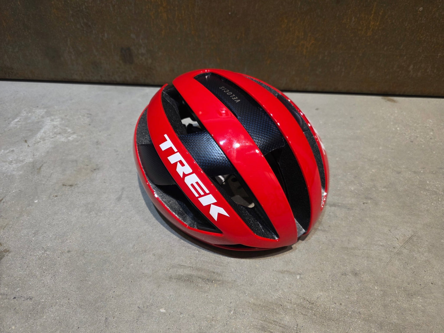 Helme von Trek, TREK VELOCIS MIPS FAHRRADHELM / TEAM EDITION / VIPER RED vor USEDBIKES - OB.DE Hintergrund