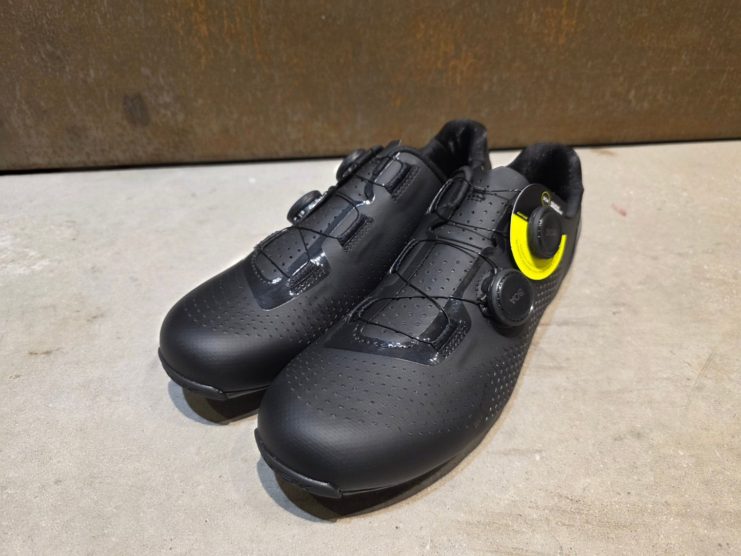 RR - Herrenschuhe von Trek, TREK VELOCIS RENNRADSCHUH / BLACK vor USEDBIKES - OB.DE Hintergrund