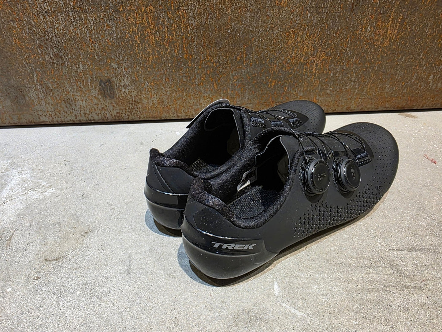 RR - Herrenschuhe von Trek, TREK VELOCIS RENNRADSCHUH / BLACK vor USEDBIKES - OB.DE Hintergrund