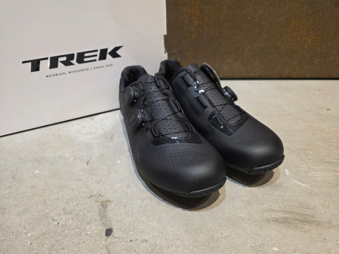 RR - Herrenschuhe von Trek, TREK VELOCIS RENNRADSCHUH / BLACK vor USEDBIKES - OB.DE Hintergrund