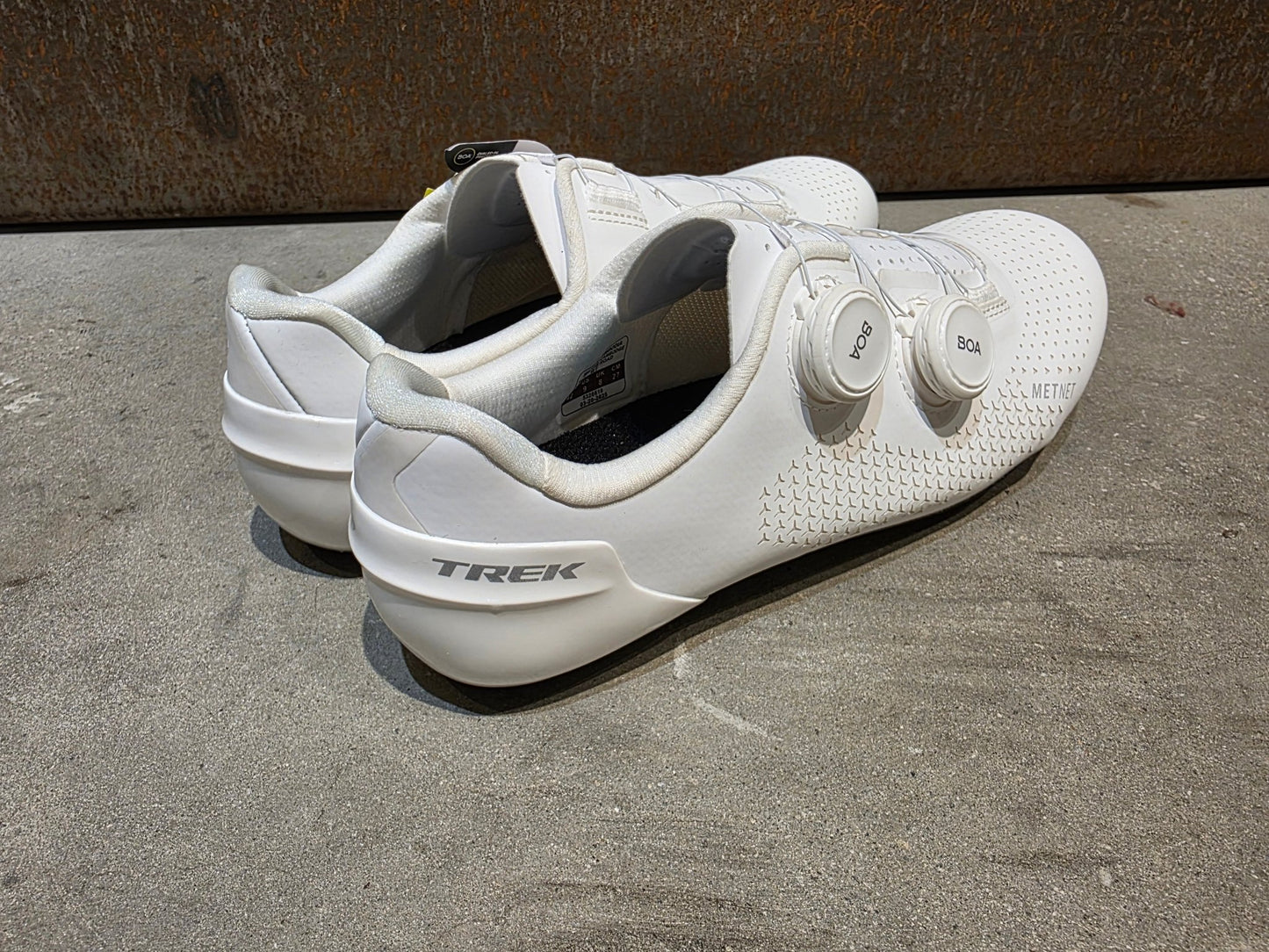RR - Herrenschuhe von Trek, TREK VELOCIS RENNRADSCHUH / WHITE vor USEDBIKES - OB.DE Hintergrund