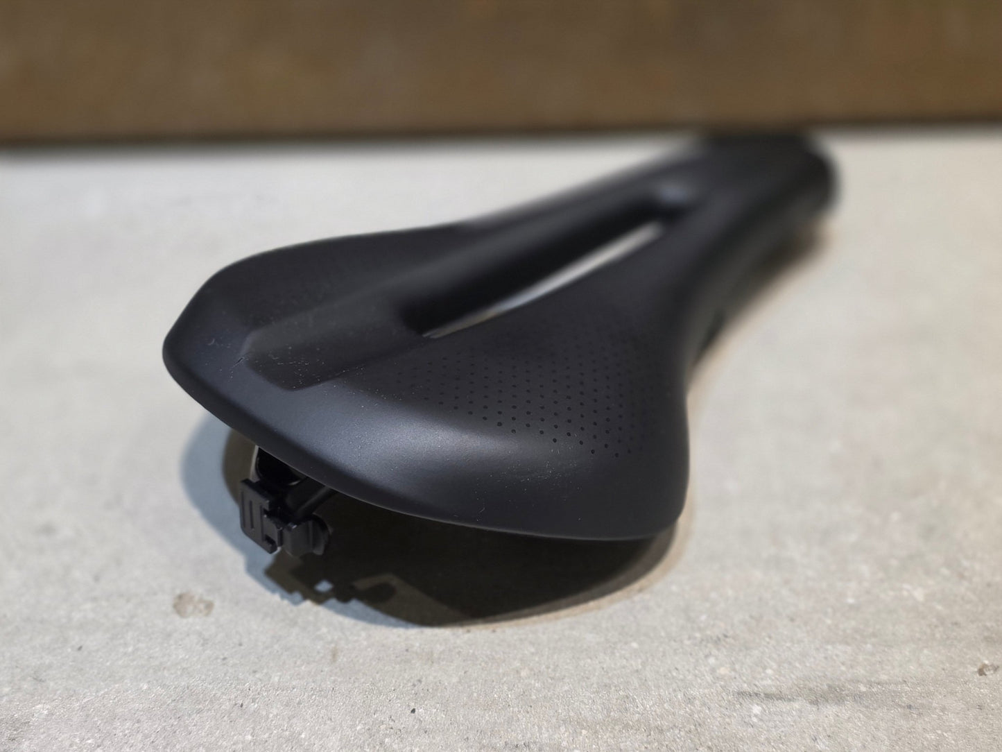 Sattel von Bontrager, TREK VERSE SATTEL SCHWARZ vor USEDBIKES - OB.DE Hintergrund
