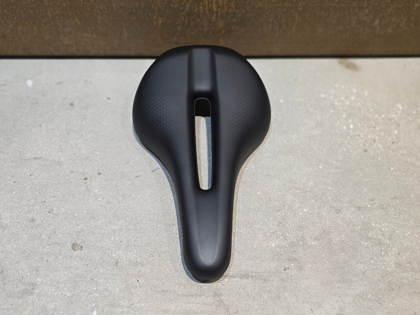 Sattel von Bontrager, TREK VERSE SATTEL SCHWARZ vor USEDBIKES - OB.DE Hintergrund
