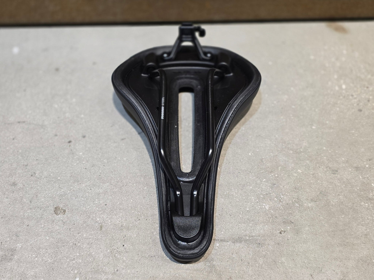 Sattel von Bontrager, TREK VERSE SATTEL SCHWARZ vor USEDBIKES - OB.DE Hintergrund