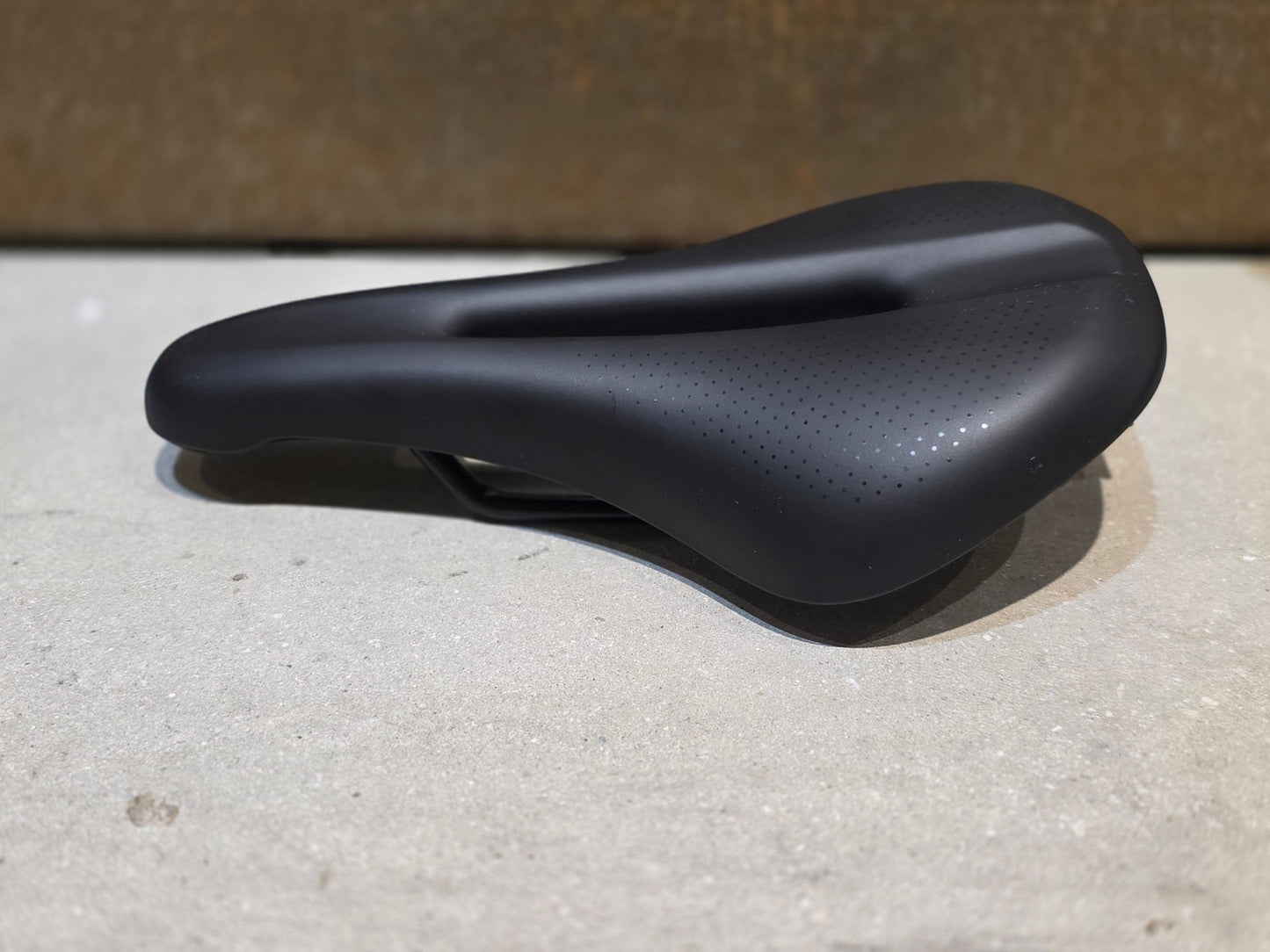 Sattel von Bontrager, TREK VERSE SATTEL SCHWARZ vor USEDBIKES - OB.DE Hintergrund