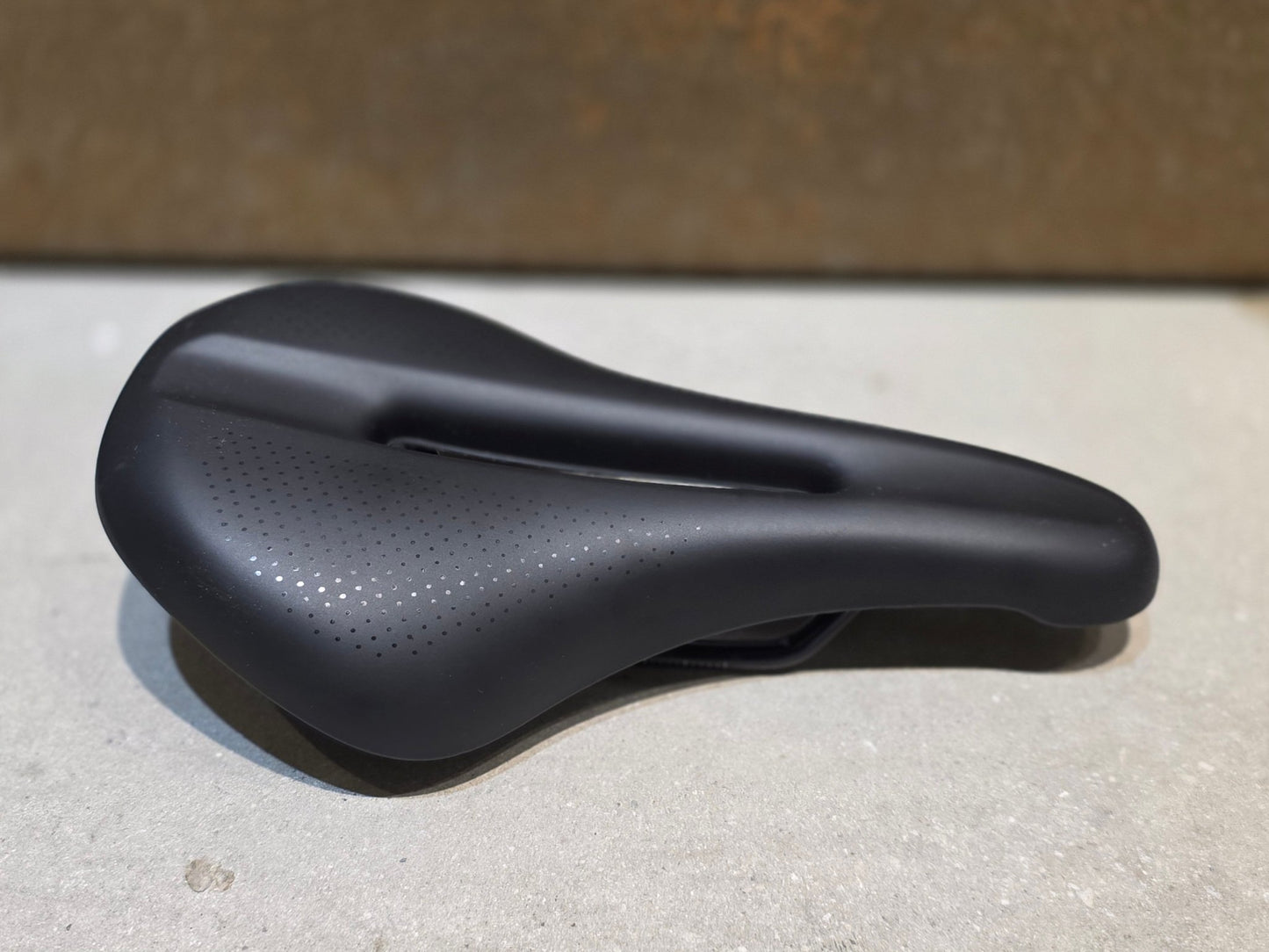 Sattel von Bontrager, TREK VERSE SATTEL SCHWARZ vor USEDBIKES - OB.DE Hintergrund