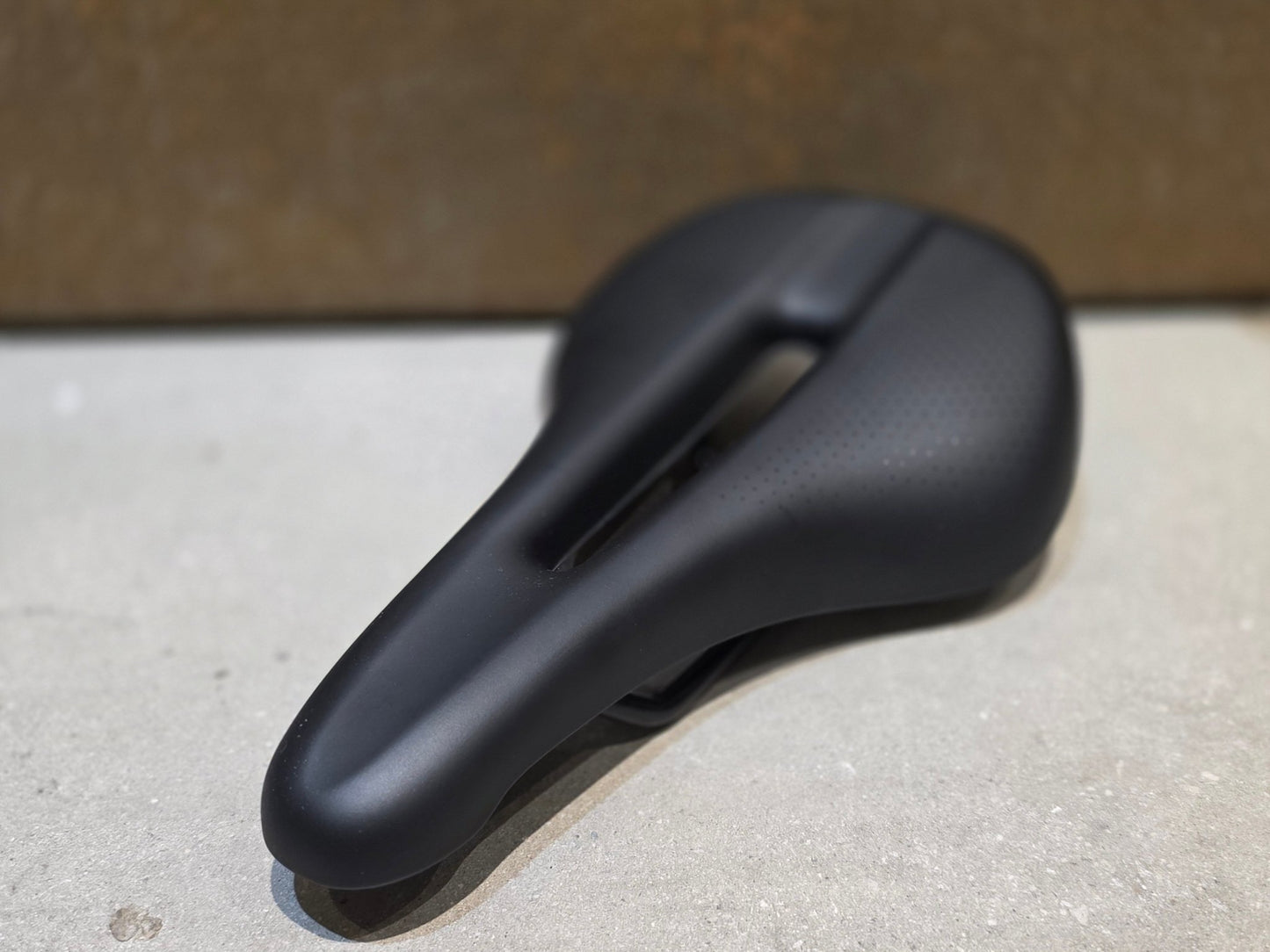Sattel von Bontrager, TREK VERSE SATTEL SCHWARZ vor USEDBIKES - OB.DE Hintergrund