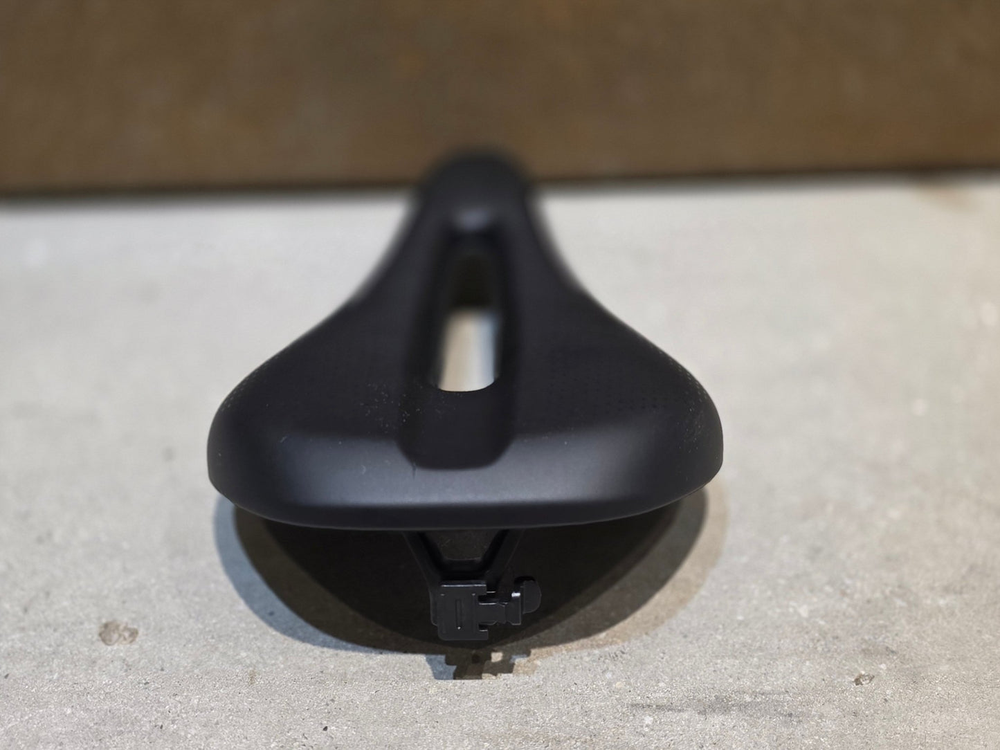 Sattel von Bontrager, TREK VERSE SATTEL SCHWARZ vor USEDBIKES - OB.DE Hintergrund