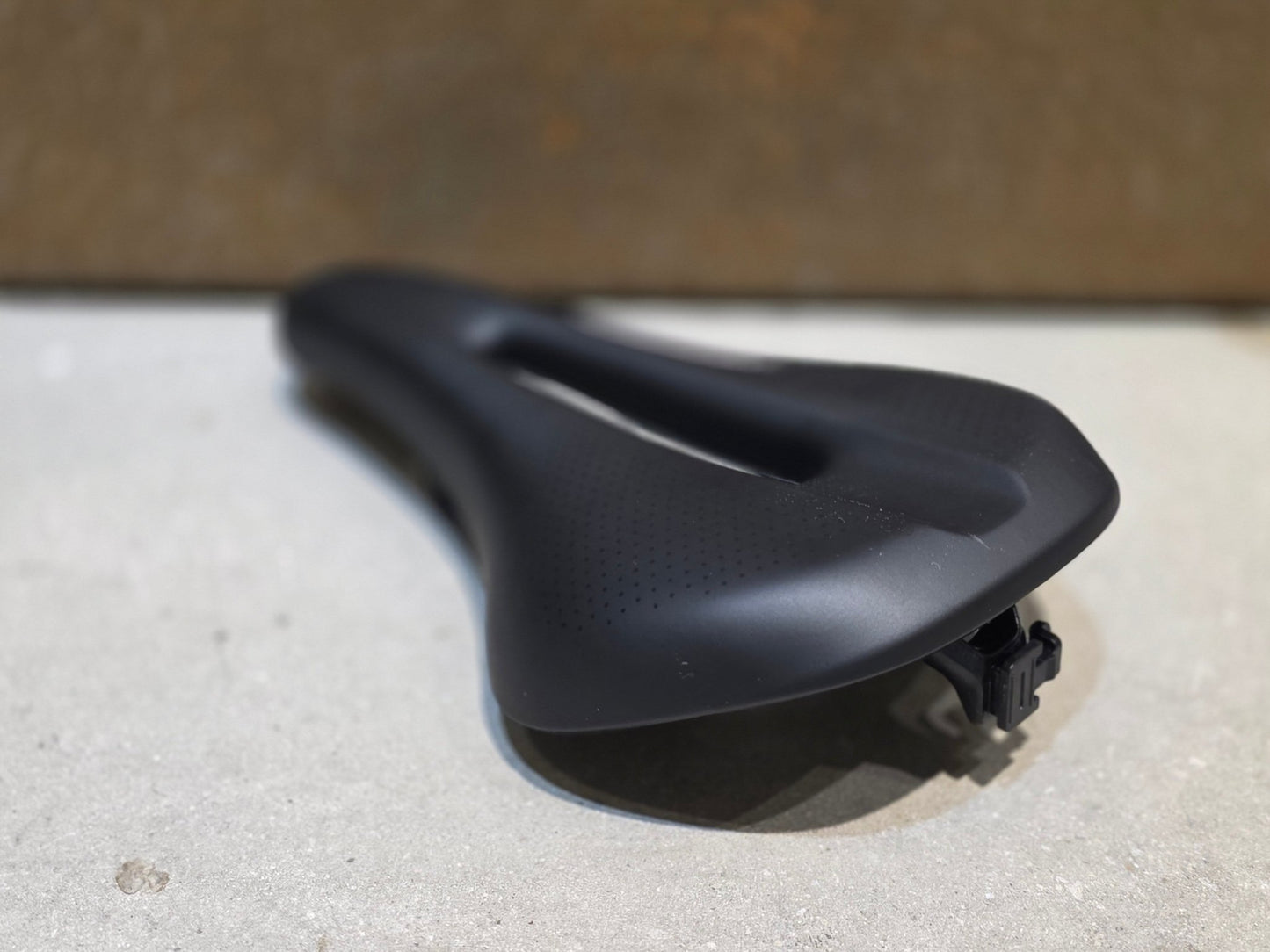 Sattel von Bontrager, TREK VERSE SATTEL SCHWARZ vor USEDBIKES - OB.DE Hintergrund