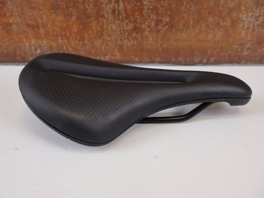 Sattel von Bontrager, TREK VERSE SHORT COMP SATTEL / 155 MM / WING FLEX / SHORT NOSE / 297G vor USEDBIKES - OB.DE Hintergrund