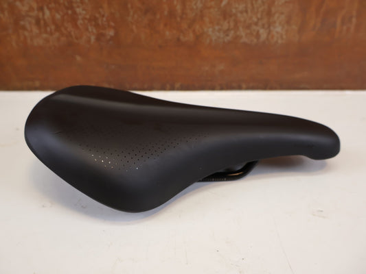 Sattel von Trek, TREK VERSE TRAIL SATTEL 145 MM STAHLSTREBEN SCHWARZ vor USEDBIKES-OB.DE Hintergrund